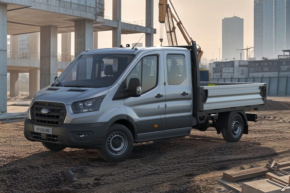 Châssis cabine Ford Transit stationné dans une zone industrielle.