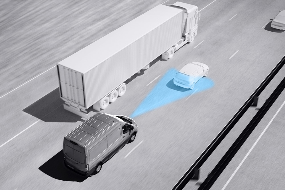 Dessin en niveau de gris du fourgon Ford Transit avec des lignes bleues circulant sur la route, illustrant l’usage des systèmes avancés d’aide à la conduite.