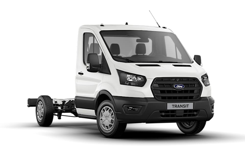 Fourgon châssis cabine Ford Transit à cabine unique Trend de couleur blanche, sur fond blanc.
