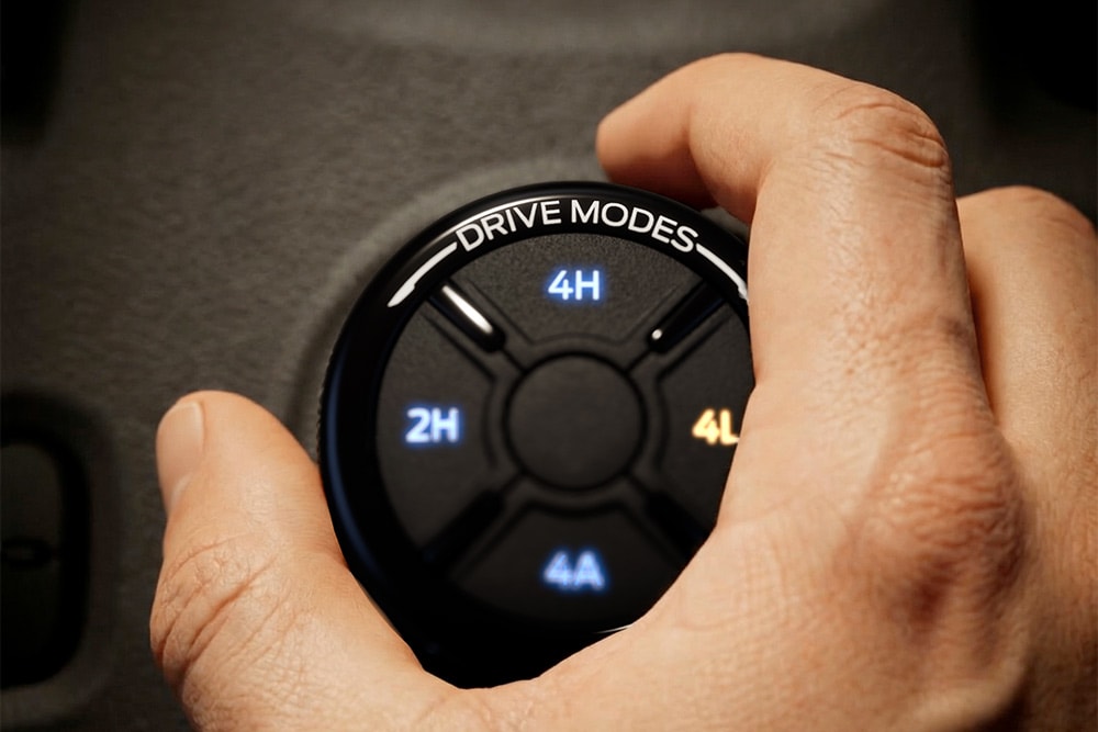Une personne sélectionne un mode de conduite sur la molette du Ford Ranger.