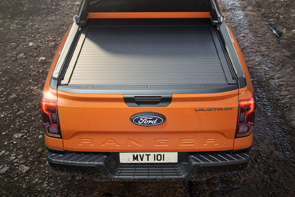 Vue de dessus de l'espace de chargement couvert d'un Ford Ranger orange.