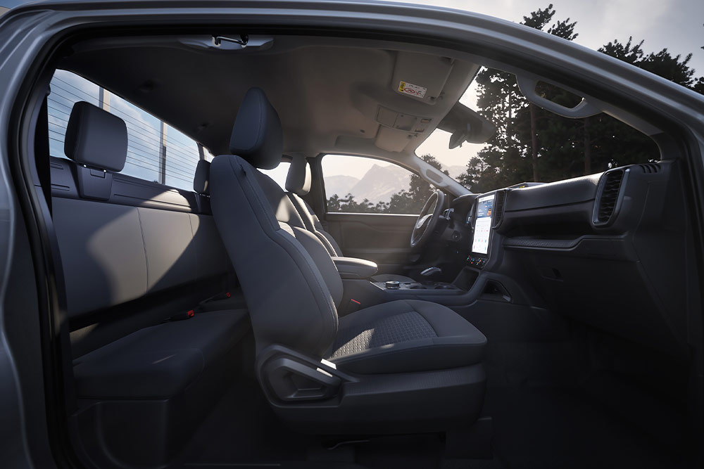 Vue de profil de l’intérieur de la cabine d’un Ford Ranger XLT Super Cabine.