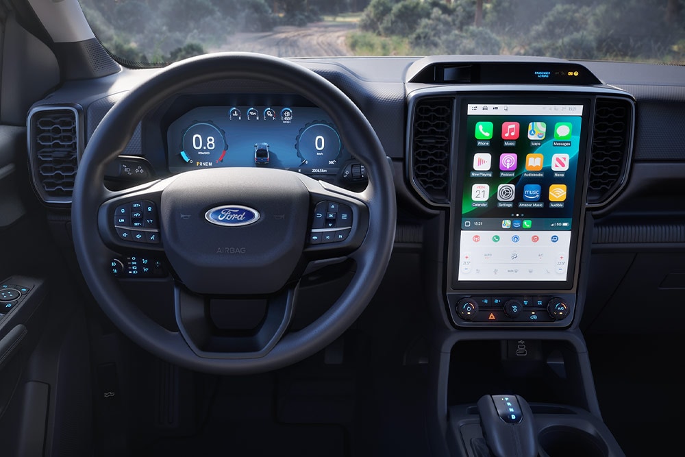 Vue intérieure d’un Ford Ranger Super Cabine avec, en point de mire, le volant, le tableau de bord et l’écran d’infodivertissement