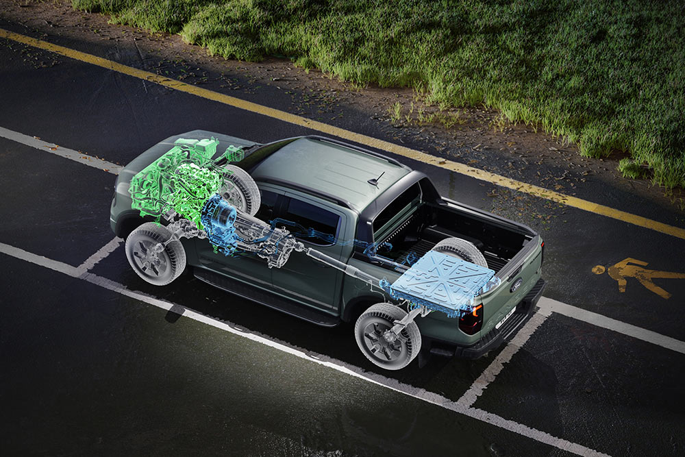 Ford Ranger garé à côté d’un pré, avec une vue de l’habitacle mettant en valeur ses composants mécaniques.