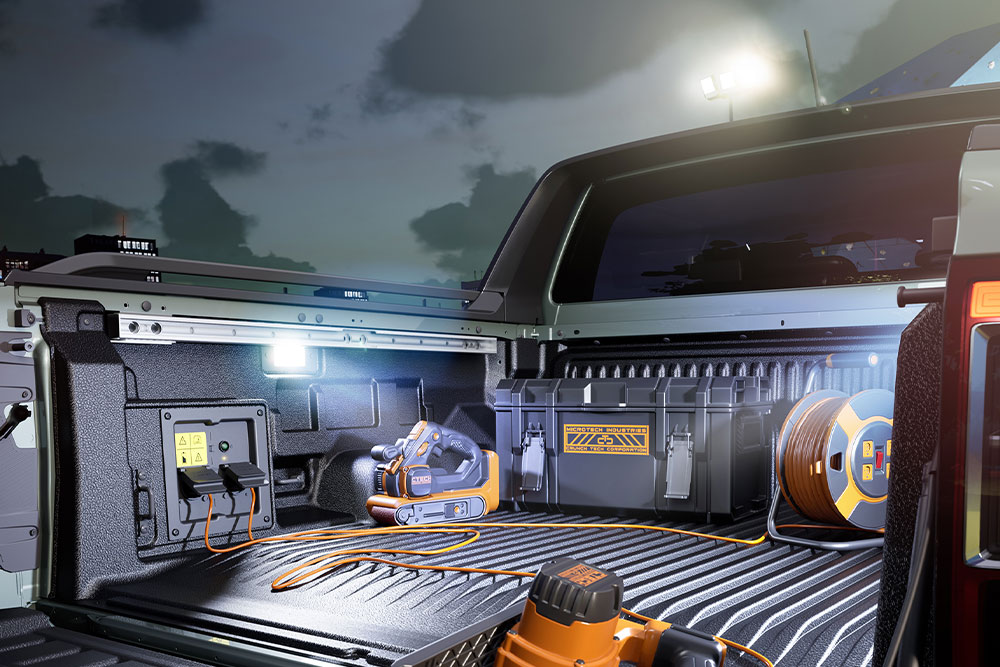 Gros plan sur la benne du Ford Ranger PHEV alimentant des outils électriques et des lampes grâce à Pro Power OnBoard.