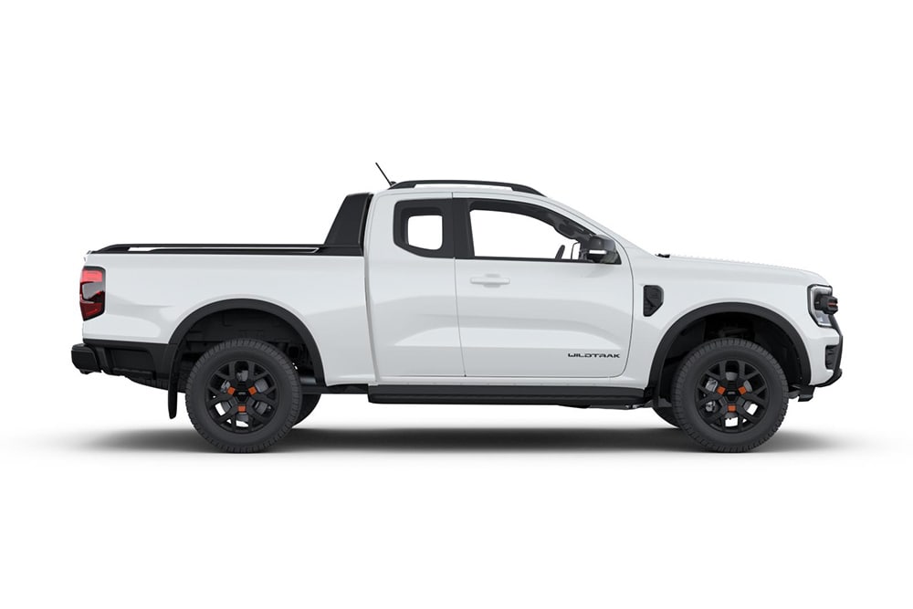 Vue latérale d’un pick-up Ford Ranger Super Cabine blanc.