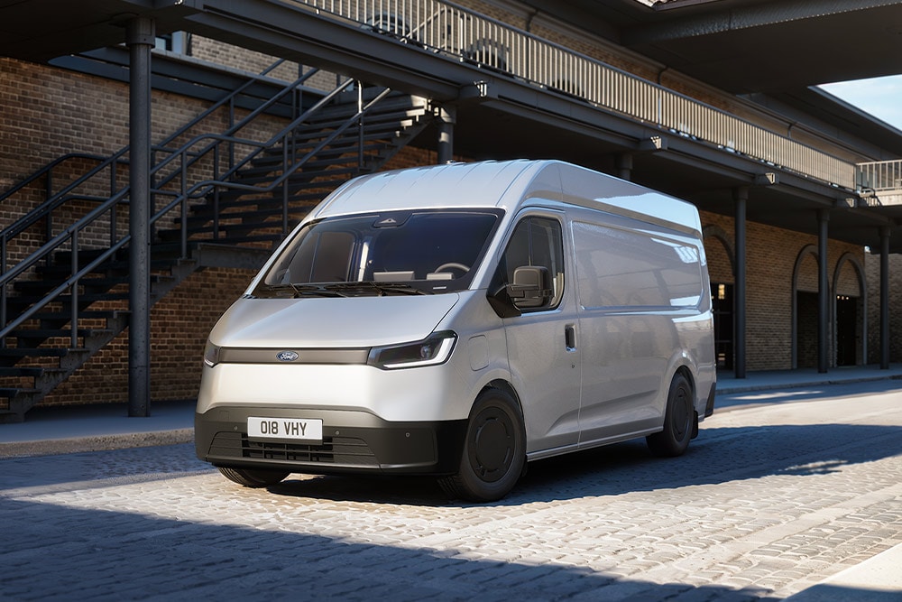 Ford Transit City® Fourgon L2 H2 blanc garé devant un bâtiment en briques.