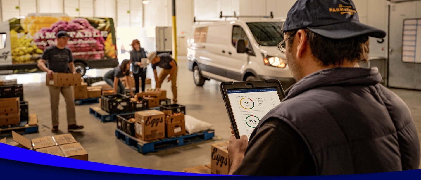 Homme avec Ford Pro Intelligence dans un dépôt