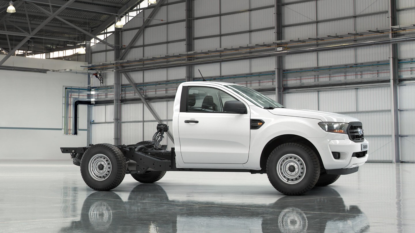 Ford Ranger châssis simple cabine blanc, dans un showroom, vue latérale
