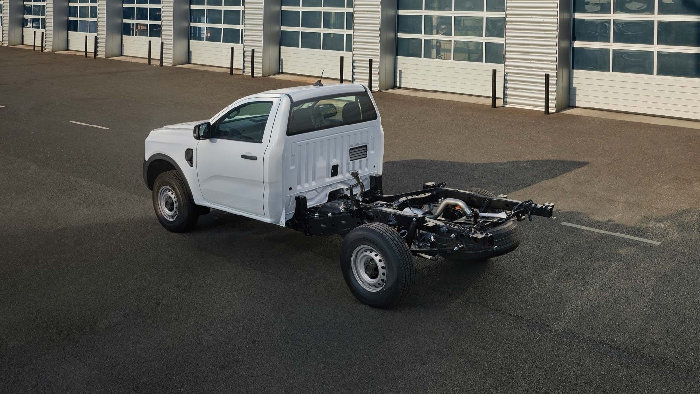 Ford Ranger châssis simple cabine blanc, dans un showroom, vue latérale