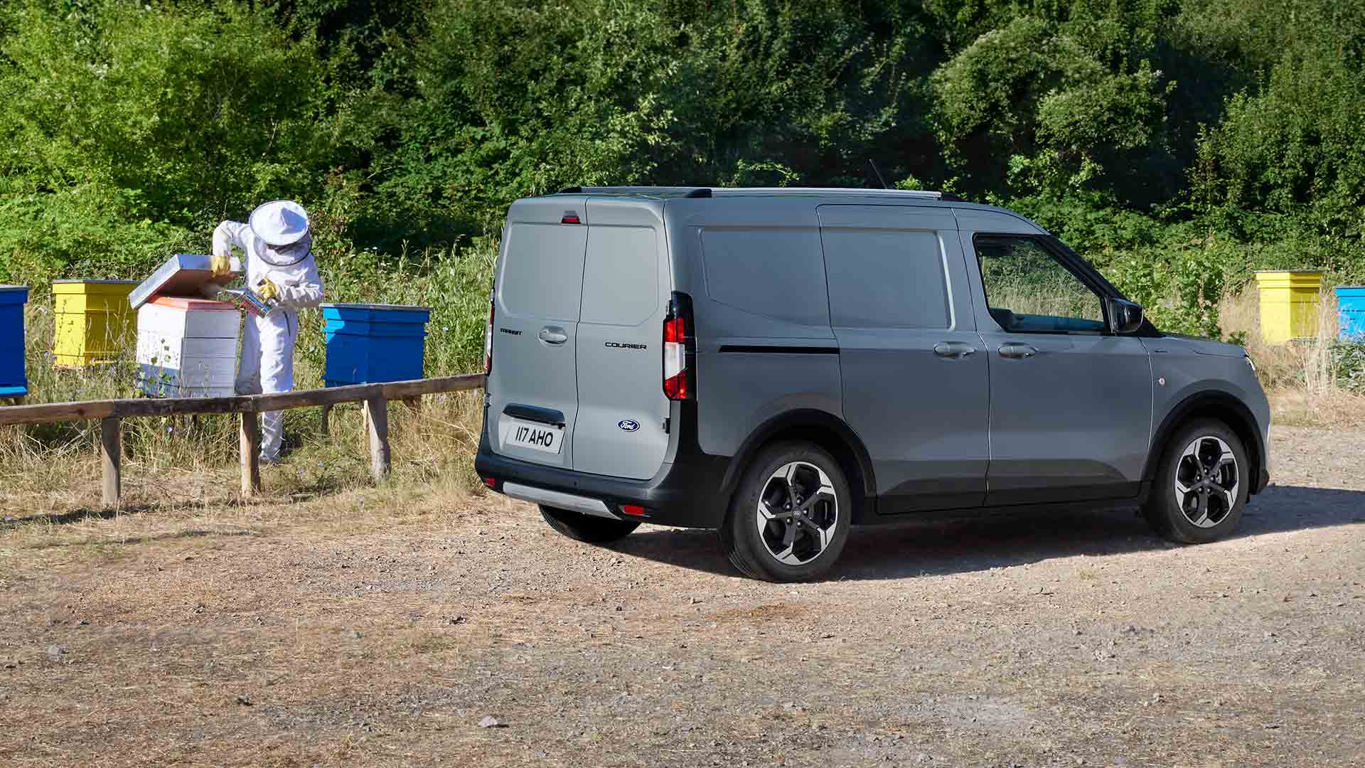 Un apiculteur travaille à côté d’un nouveau Ford Transit Courier