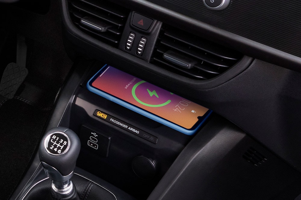 Chargement sans fil d’un téléphone dans le nouveau Ford Transit Courier
