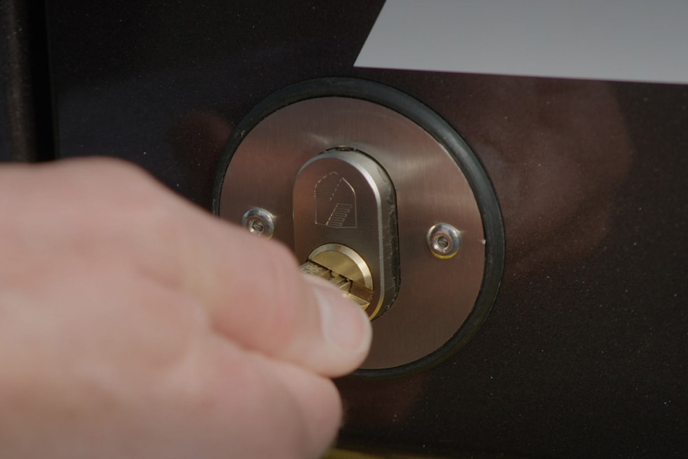 Une clé insérée dans une serrure intérieure du nouveau Ford Transit Courier
