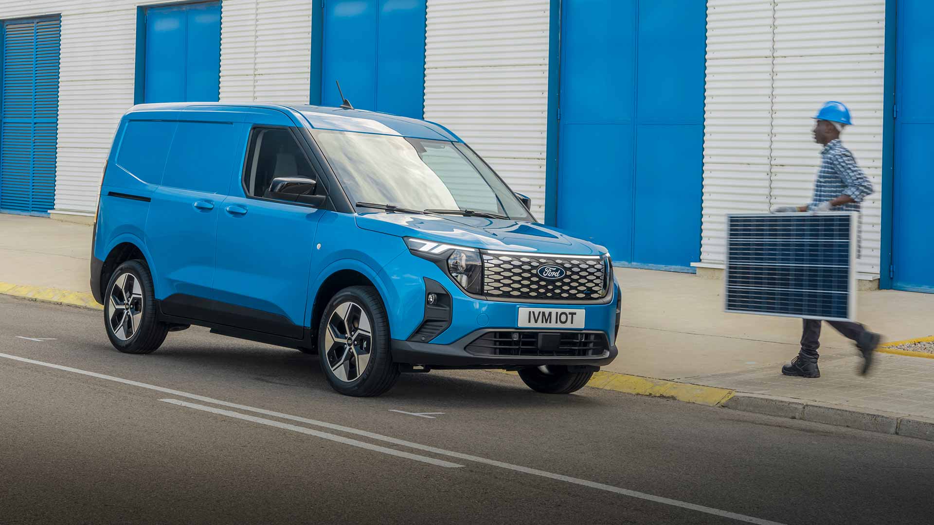 Ford E-Transit Courier couleur bleue – Vue de face aux trois quarts