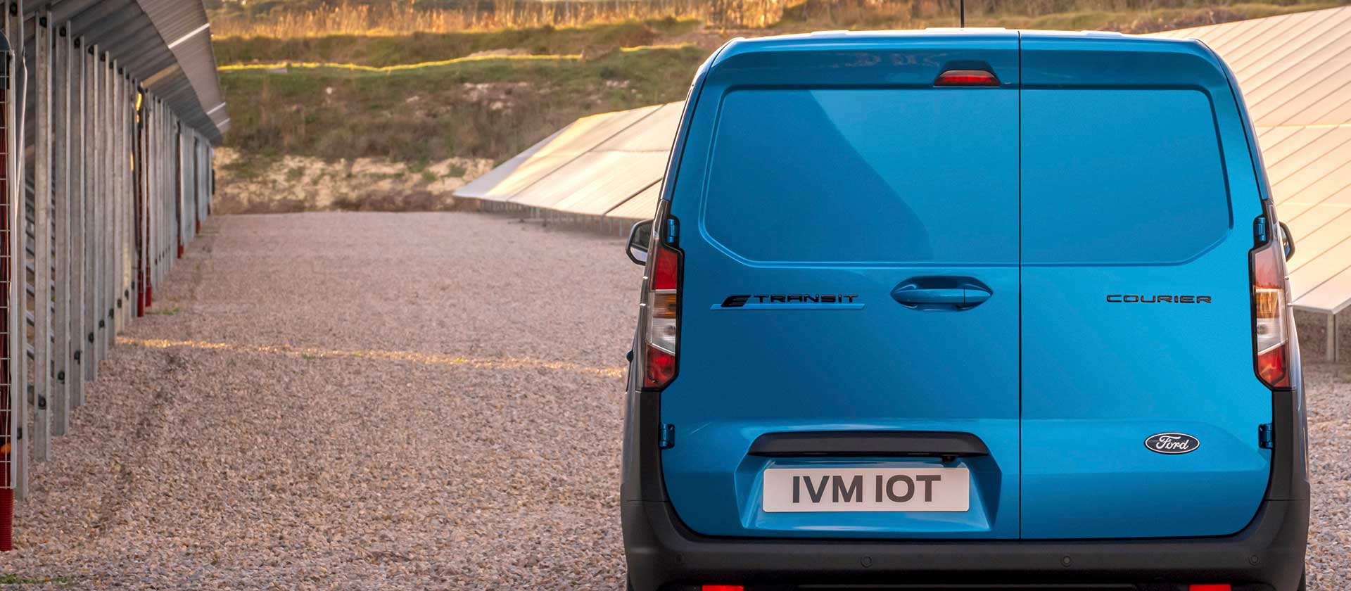 Vue arrière du Ford E-Transit Courier couleur bleue