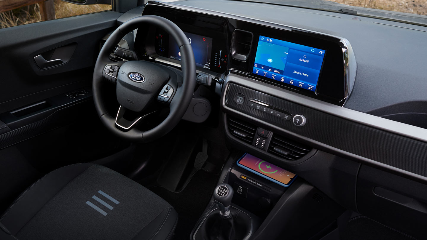 Ford Transit Courier avec écran Ford SYNC 4 allumé