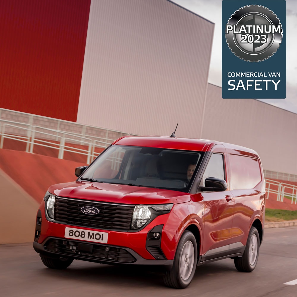 Le nouveau Ford Transit Courier couleur rouge en mouvement