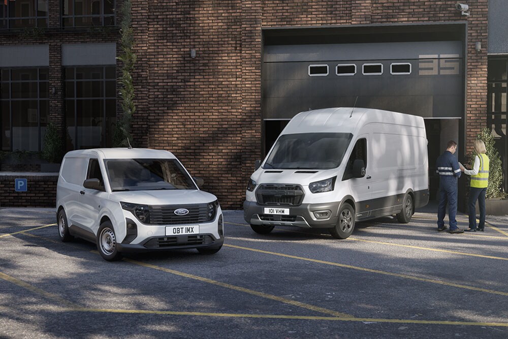 Une petite flotte comprenant une fourgonnette Ford Transit blanche et une Ford Transit Connect, garées devant un bâtiment moderne.
