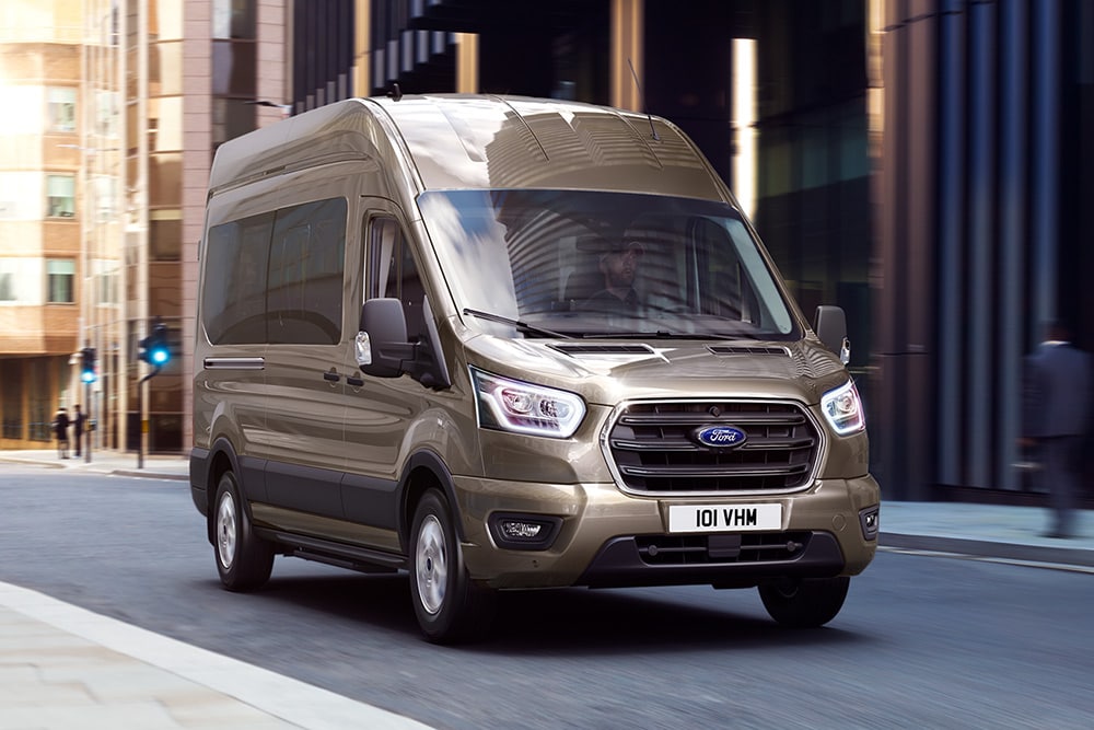 Avantages du logiciel Ford Pro présentés, soulignant les caractéristiques et utilisations du E-Transit entièrement électrique.