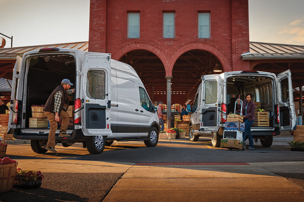 Scènes montrant comment activer votre modem Ford embarqué et ses utilisations pratiques dans le monde réel.