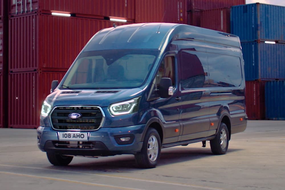 Icônes de données modem affichées autour d'un véhicule Ford bleu dans un environnement de chantier naval.