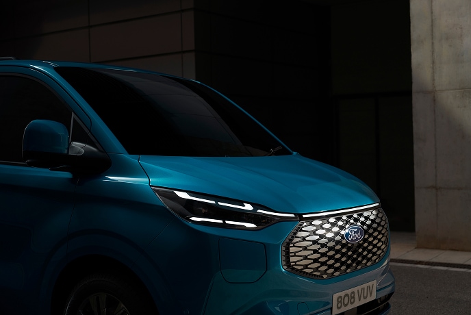 Gros plan d'un Ford E-Transit Custom bleu.