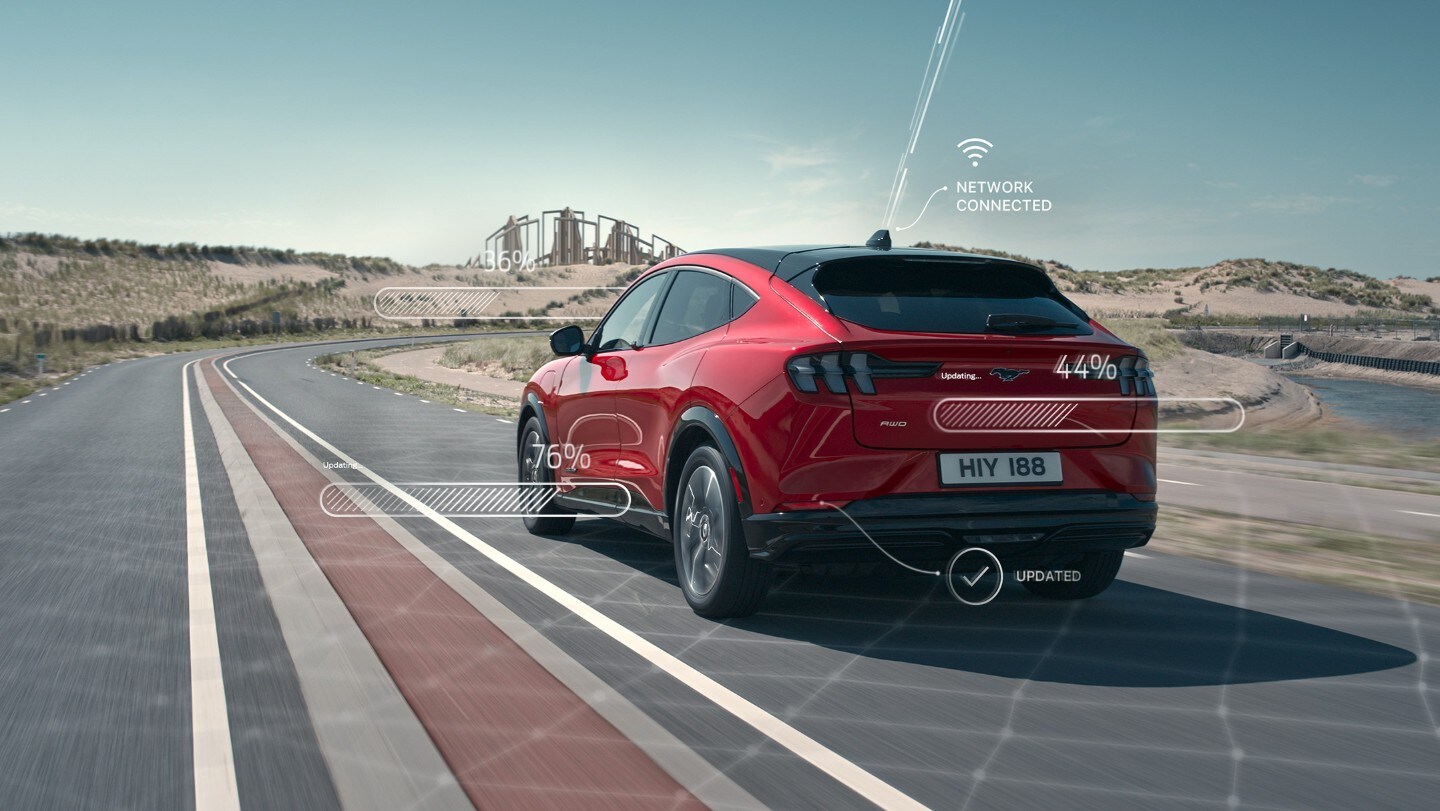 Voiture Ford rouge sur la route